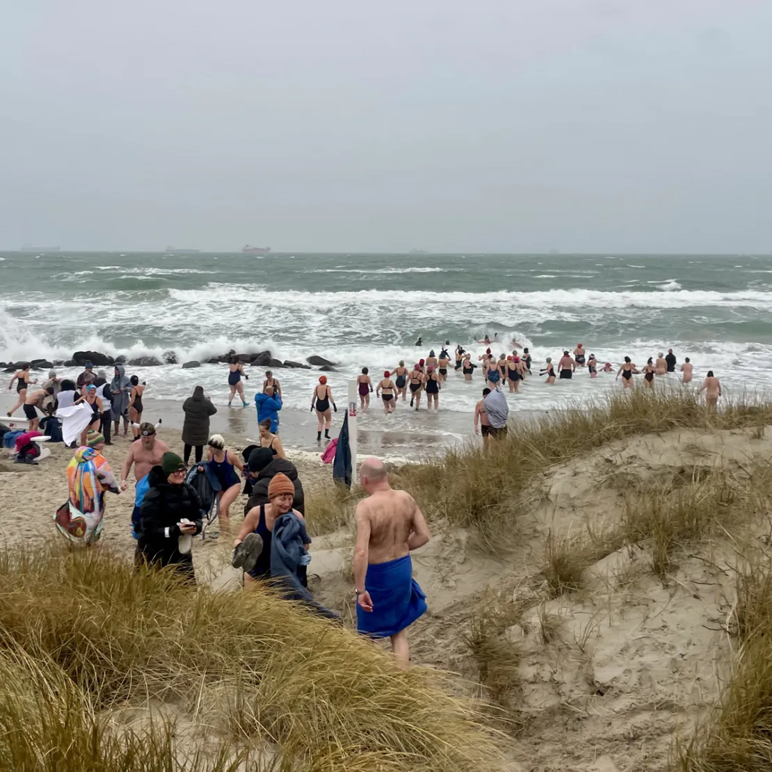 Skagen VinterbaderFestival en strand fyldt med glade gæster