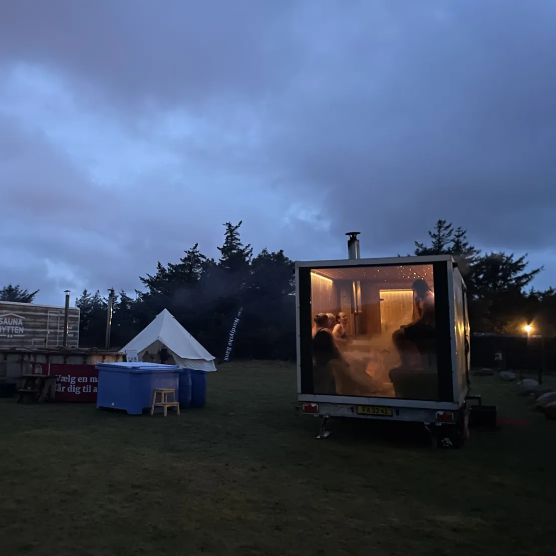 Skagen VinterbaderFestival med saunagæster i mørket