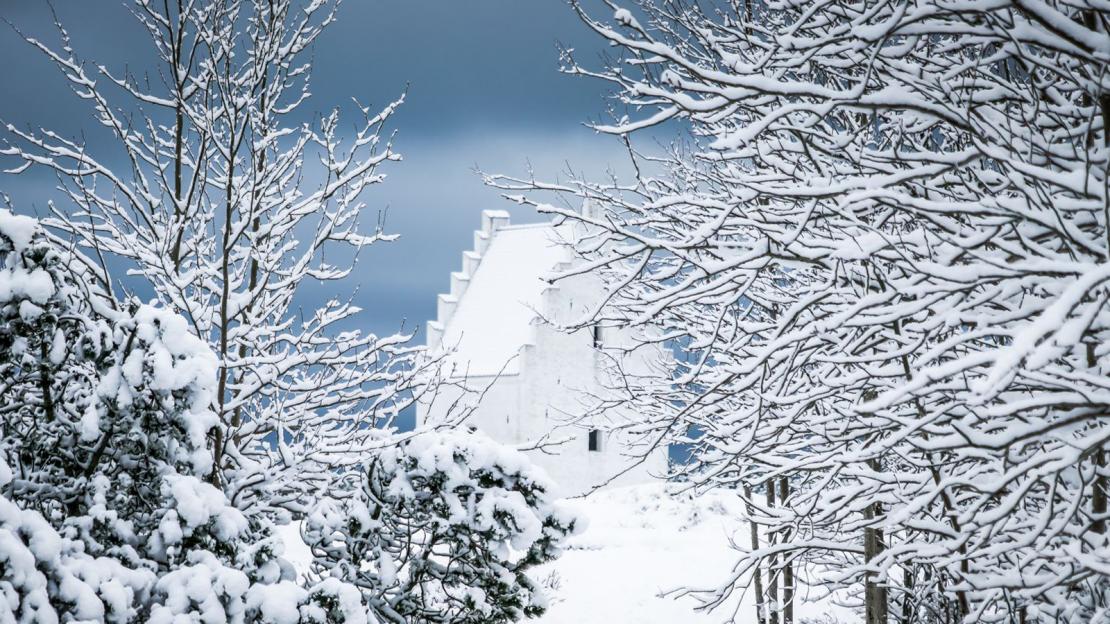Den Tilsandede Kirke med sne