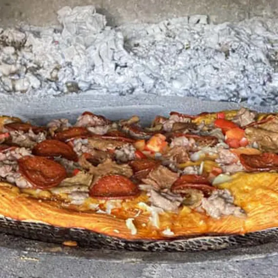 Stenovnsbagt pizza fra Riverside Voerså
