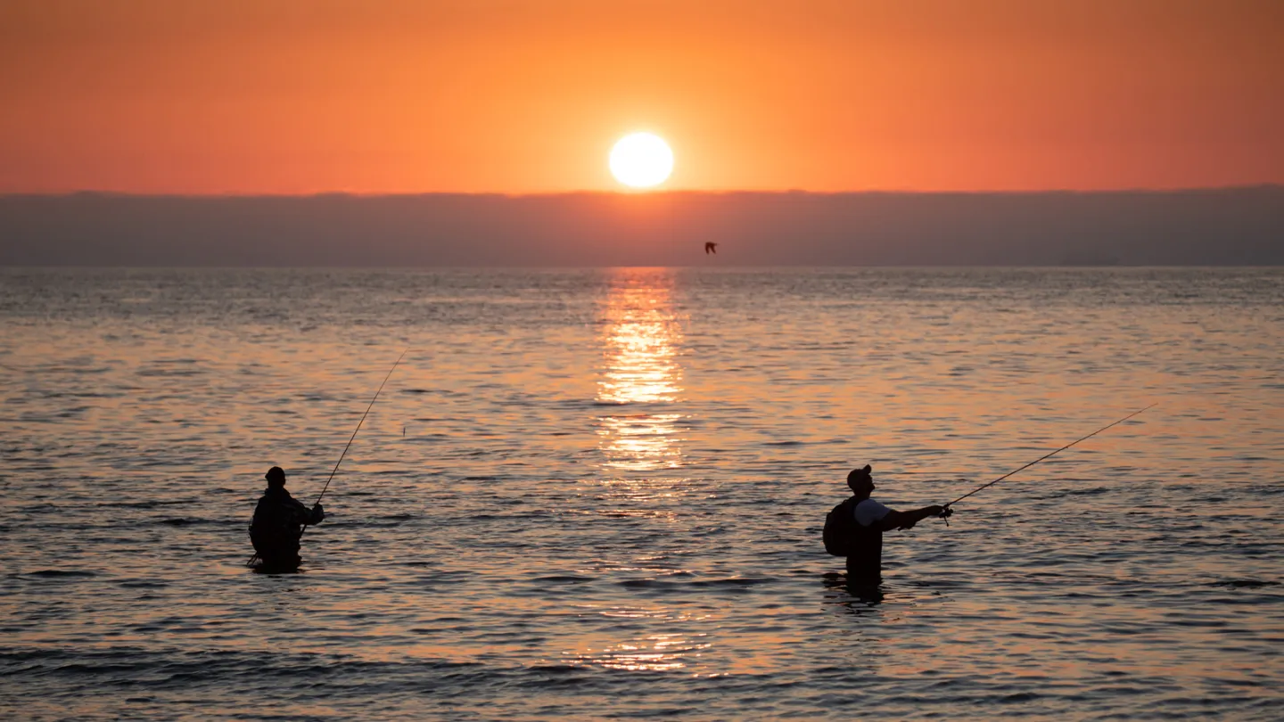 To lystfiskere i havet ved Skagen