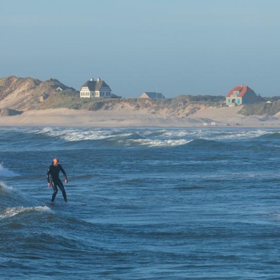 Surf i bølgerne ved Løkken