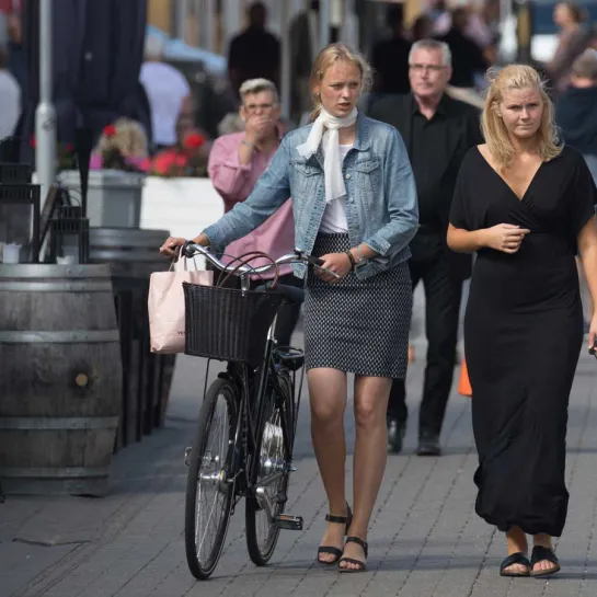 3 kvinder på en gågade