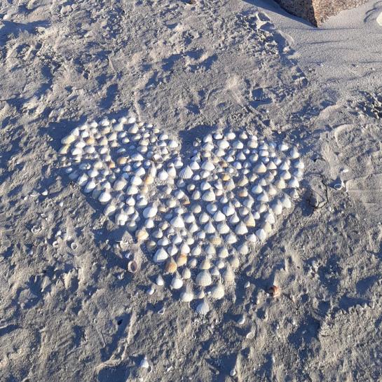 Hjerte i sandet på stranden